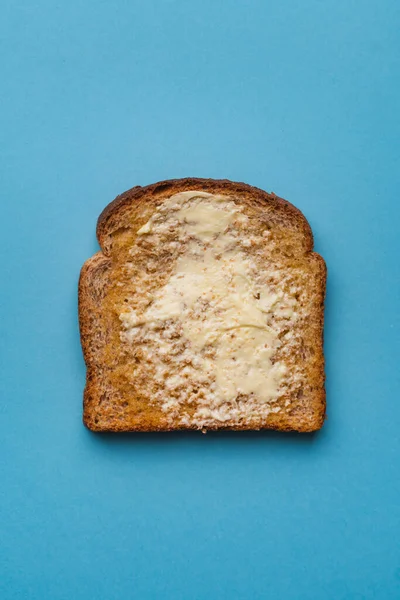Κάτοψη Του Απομονωμένου Φρυγανισμένου Ψωμιού Βούτυρο Μπλε Φόντο Έννοια Πρωινού — Φωτογραφία Αρχείου