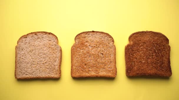 Een Hand Die Drie Geroosterde Sneetjes Brood Neemt Hebben Verschillende — Stockvideo