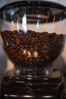 Kahve çekirdeklerini kapatın ve otomatik bir makineye yerleştirin. Brunch hazırlığı..