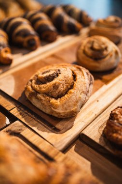Kafe vitrininde bir grup tarçınlı dürüm. Brunch konsepti.