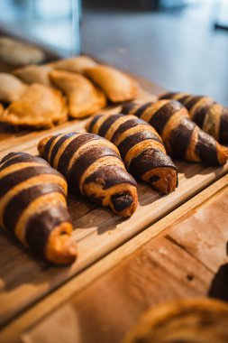 Kafe vitrininde bir grup çikolatalı kruvasan. Brunch konsepti.
