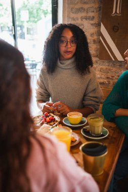 Kahve dükkanında genç bir bayanla arkadaşlarını karıştırmış. Üniversiteye ara veriyorlar.