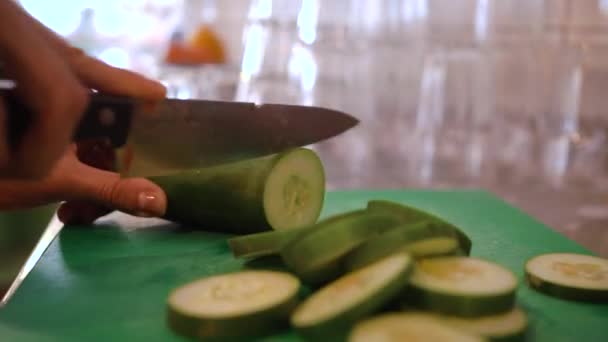 Cozinhe Pepino Fatias Para Preparar Suco Saudável Para Brunch Estilo — Vídeo de Stock