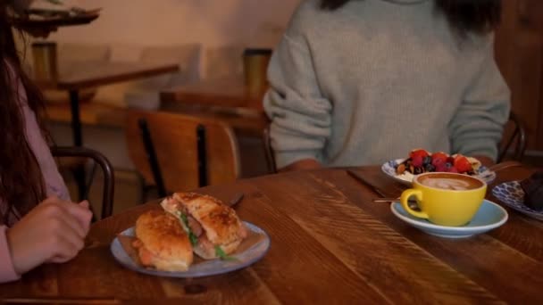 Официантка Подающая Сэндвич Хумусом Завтрак Столовой — стоковое видео