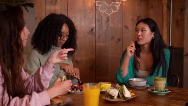 Groep Vrienden Die Plezier Hebben Een Café Tijdens Het Eten — Stockvideo