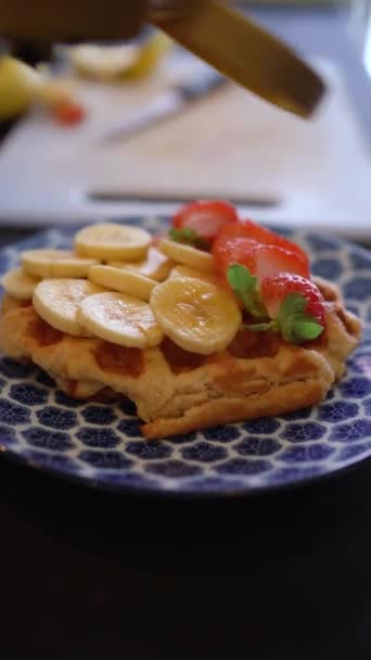 Kook Het Gieten Van Slagroom Wafel Met Banaan Aardbeienstukjes Brunch — Stockvideo