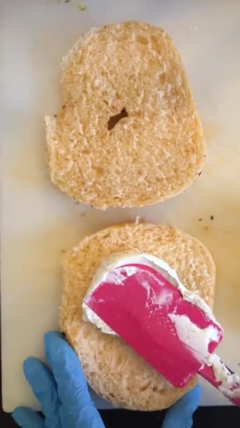 Esparciendo Queso Crema Bagel Sésamo Preparación Sándwich Para Brunch — Vídeos de Stock