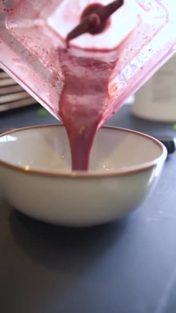 厨师从搅拌机里倒入一个碗里 把芥末调匀 准备开心果碗 — 图库视频影像
