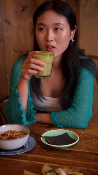 Linda Joven Bebiendo Matcha Verde Durante Almuerzo Con Sus Amigos — Vídeo de stock