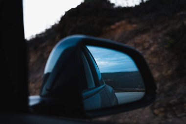 Portekiz, Algarve 'de kırsal yolda dikiz aynasında manzara