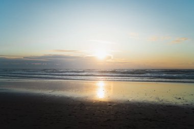 Algarve, Portekiz 'deki Cordoama plajında gün batımı çekimleri.