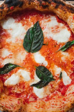 Lezzetli bir margherita pizzasının İtalyan restoranındaki en iyi manzarası.