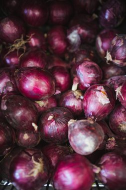 Şili 'de bir meyve dükkanında bir avuç olgun kırmızı soğan. Küçük işletme.