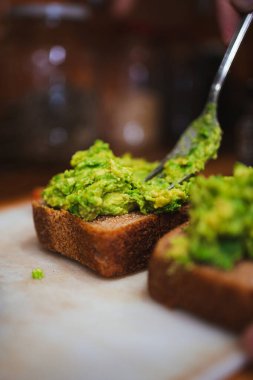 Adam Şili 'de bir kafeteryada çatalla ekmek kızartma yapıyor..