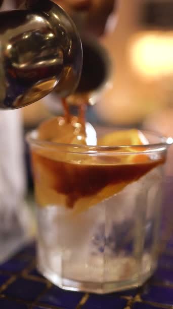 Barista Versare Caffè Caldo Bicchiere Con Tonico Una Caffetteria Cile — Video Stock