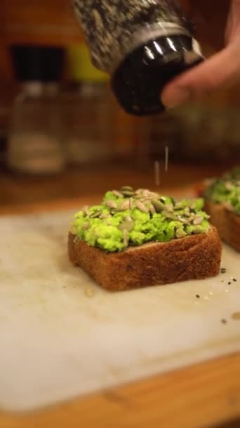 Muž Sype Zdravé Avokádové Toasty Sezamovými Semínky Bufetu Chile — Stock video