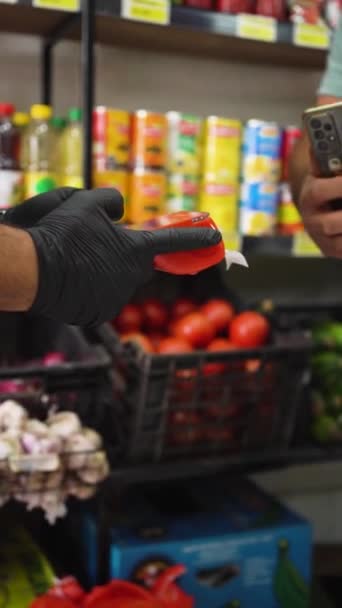Anonyme Person Bezahlt Kontaktlos Mit Dem Handy Einem Obstladen Chile — Stockvideo