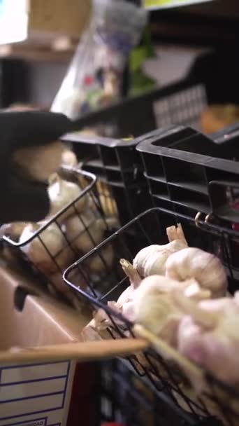 Gyümölcsárus Fokhagymát Tesz Vitrinjába Egy Chilei Gyümölcsboltban — Stock videók