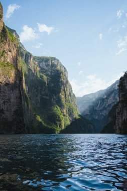 Meksika, Chiapas 'taki Sumidero Kanyonu' ndaki bir dağda gün ışığı parlıyor.