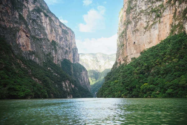 Chiapas, Meksika 'daki Sumidero Kanyonu' nun manzarası..