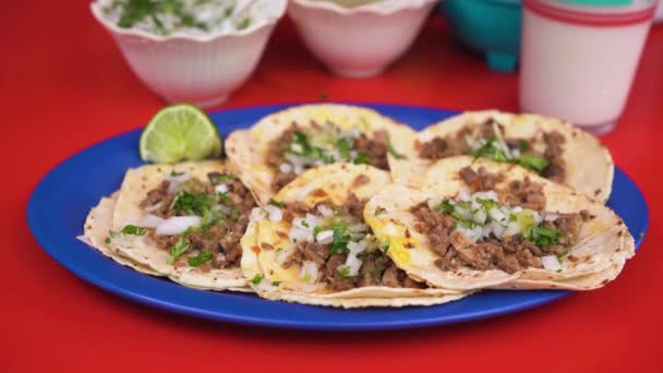 Tiro Una Porción Cinco Tacos Mexicanos Una Tienda Tacos Callejeros — Vídeos de Stock