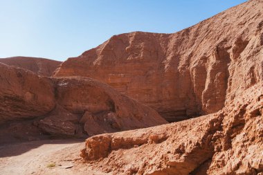 San Pedro de Atacama, Şili 'de Quebrada de Chulakao' nun çöl yolları boyunca seyahat