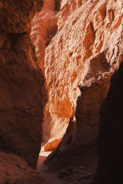 San Pedro de Atacama, Şili 'de Quebrada de Chulakao' da yürüyüş yolları daralıyor.