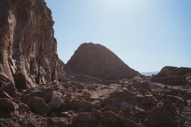 Üzerinde tuz kristalleri olan kaya oluşumları. Güneşli Atacama Çölü, Şili