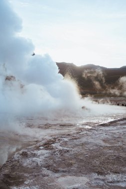 Şili 'nin Atakama Çölü' ndeki Tatio gayzerlerinde gün doğumunda yoğun duman sütunu