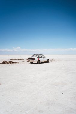 Bolivya 'da Salar de Uyuni' de eski beyaz bir araba.