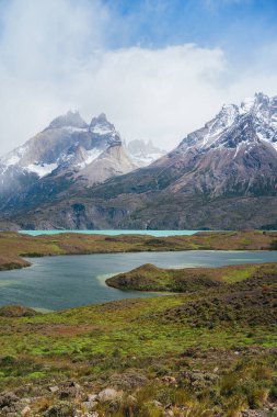 Şili Patagonya 'daki Pehoe Gölü' nden Torres del Paine dağlarının güzel manzarası