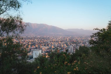 San Cristobal Hill 'den Santiago de Chile silueti. Arkaplanda And Dağları sıraları