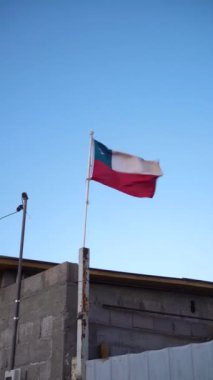 Şili bayrağı San Pedro de Atacama, Şili 'de bir evin çatısında dalgalanıyor.