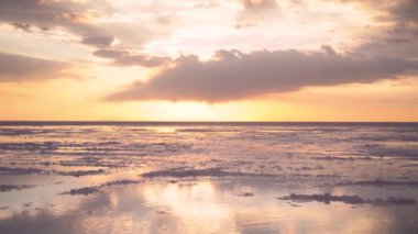 Günbatımında Uyuni Tuzu 'nun Bolivya' daki manzarası, Salar of Uyuni