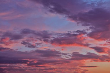 Pembe ve mor günbatımı bulutlu gökyüzü