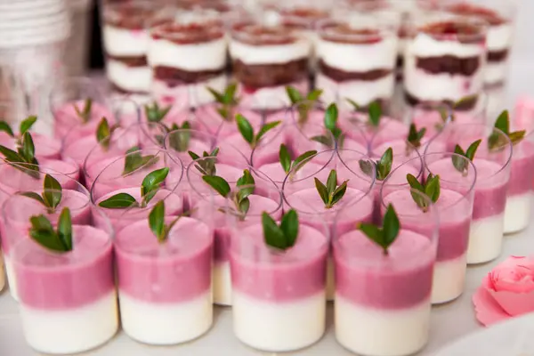 Fincanlarda nefis tatlılar ahududu kreması, tiramisu ve yemek servisi için kremalı ve çikolatalı kekler..