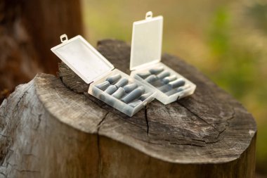 Kabarcık ambalajında beyaz fitillerin yakın çekimi. Sağlık ve tedavi için ilaç ürünleri.