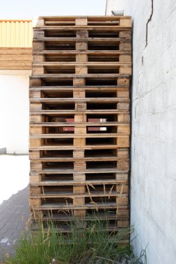 Bulanık kenarlı palet katmanları ve soyut endüstriyel bileşimi ile yakın çekim görüntüsü.