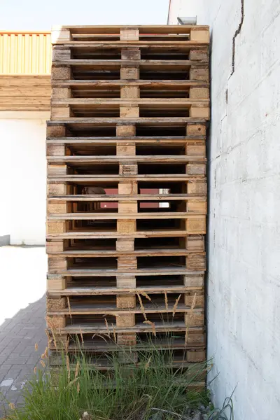 Bulanık kenarlı palet katmanları ve soyut endüstriyel bileşimi ile yakın çekim görüntüsü.