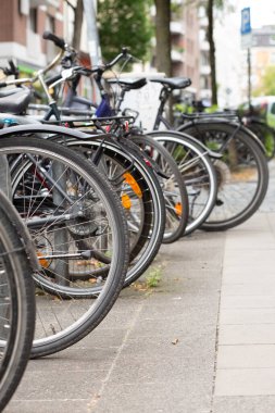 Bisiklet kuyruğu kentteki konut binalarının yakınındaki kaldırıma park edilmiş..