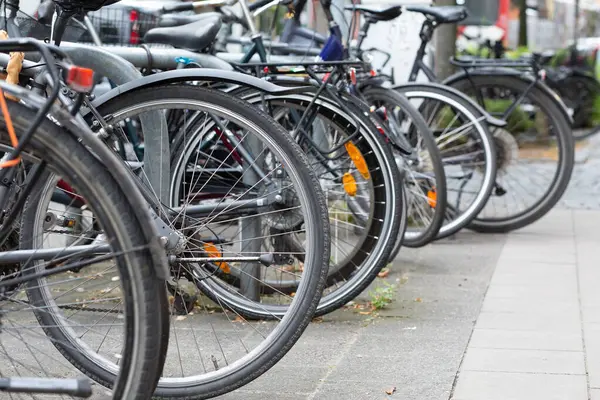 Arka arkaya bisiklet tekerleklerinin odaklanmış çekimi, kentsel dönüşün ve çevreci yaşam tarzının sembolü.