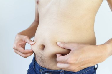 Göbekli şişman adama yaklaş, şişko adam göbeğini gösteriyor.