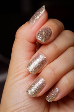 Siyah arka planda taze sim manikürlü kadın tırnağı.