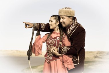 Kazak kadın ve erkek milli kostümlü.