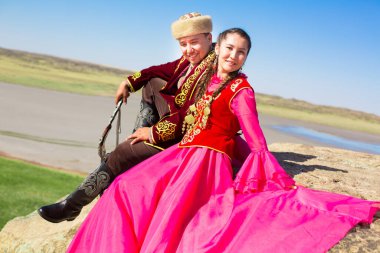 Kazak kadın ve erkek milli kostümlü.