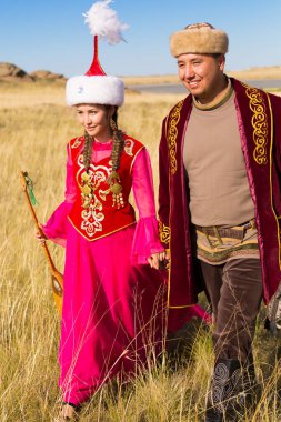 Kazak kadın ve erkek milli kostümlü.