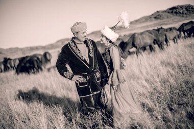 Kazak kadın ve erkek milli kostümlü.