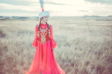 Kazak kadın ve erkek milli kostümlü.