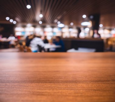 İnsanların arka planını bulanıklaştıran masadaki Bar Restoranı