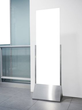 Kapalı alan kamu binasındaki tabela standını düzenle 